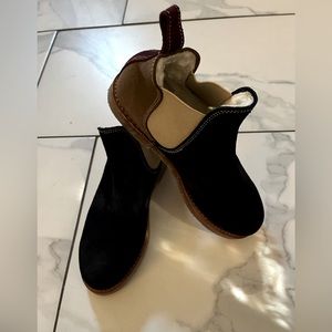 PENELOPE CHILVERS color-blocked pull up shearling suede ankle booties